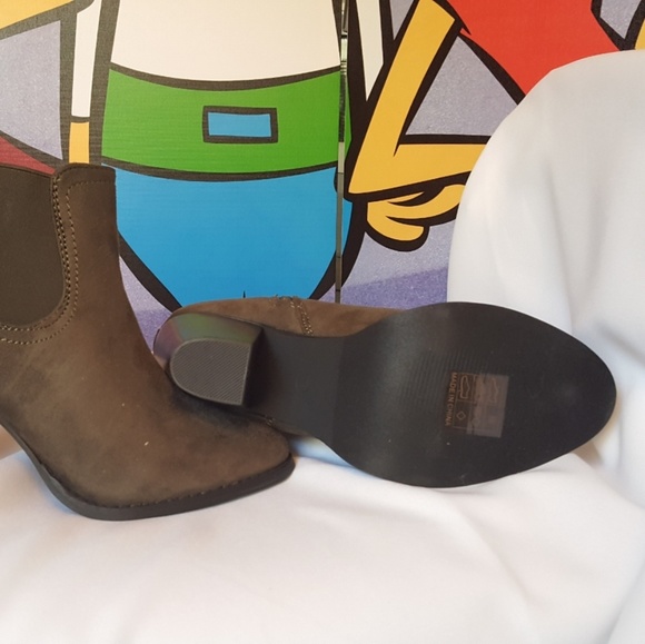 ⬇️ Sociology Olive Green Chunky Heel Booties - Picture 4 of 5